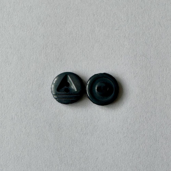 Bouton gris avec triangle 12 mm - Découvrez des centaines de modèles !