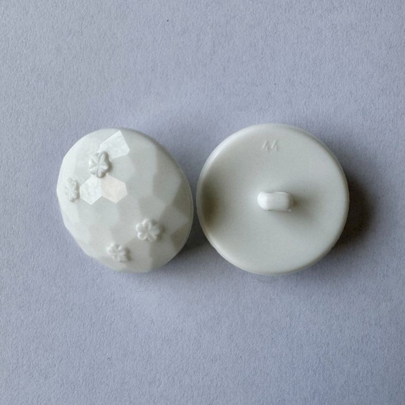 Bouton blanc à queue avec petites fleurs 30 mm - Découvrez des centaines de modèles !