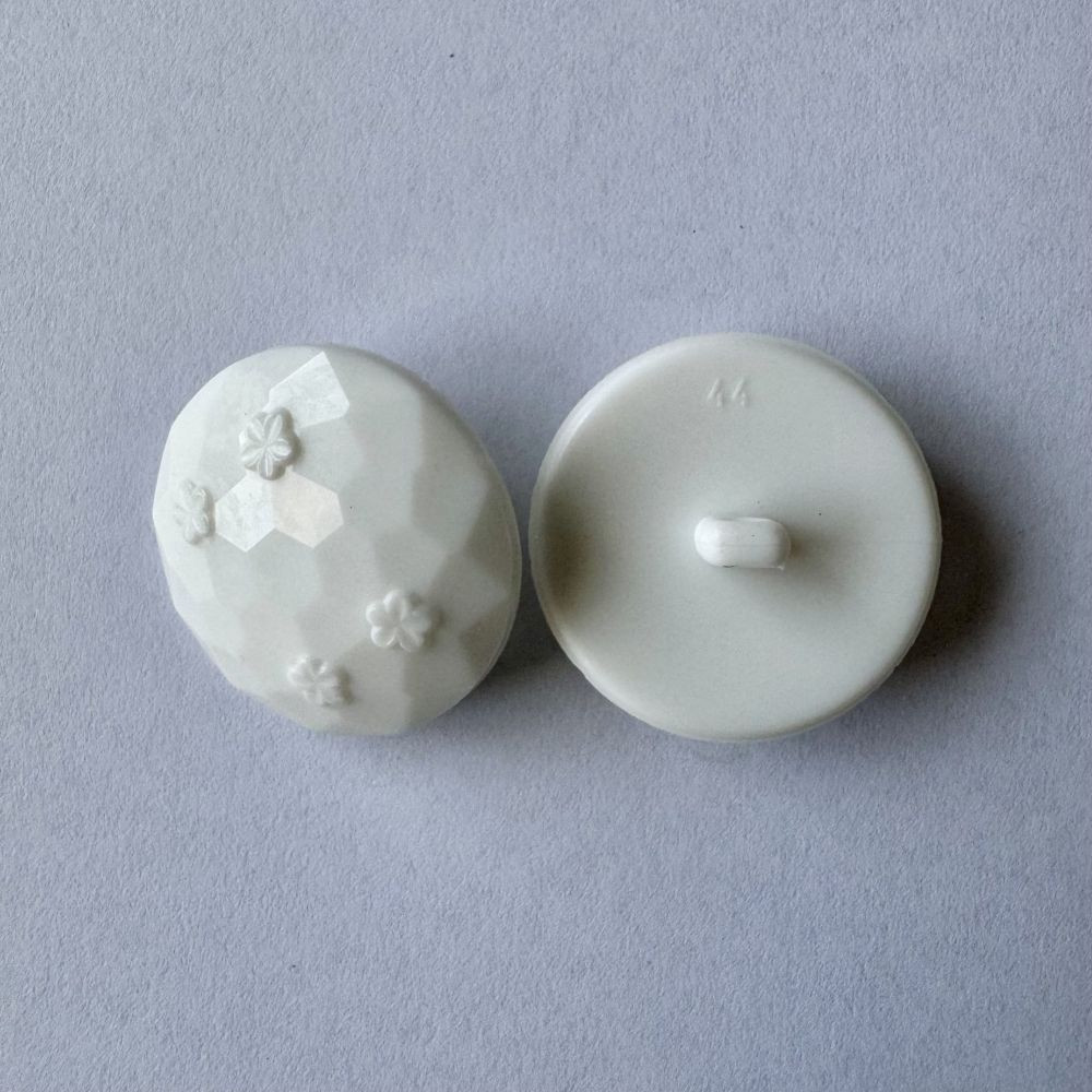 Bouton blanc à queue avec petites fleurs 30 mm - Découvrez des centaines de modèles !