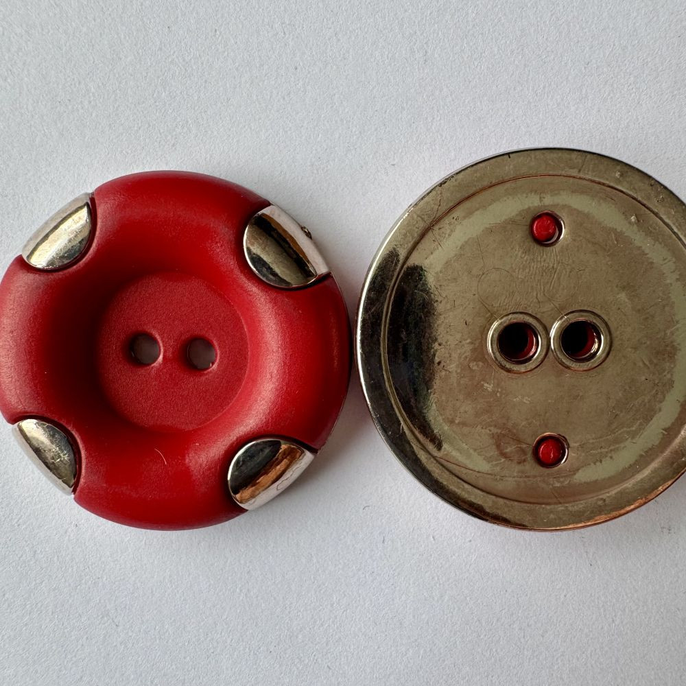 Bouton rouge avec rebord métallique 38 mm - Découvrez des centaines de modèles !