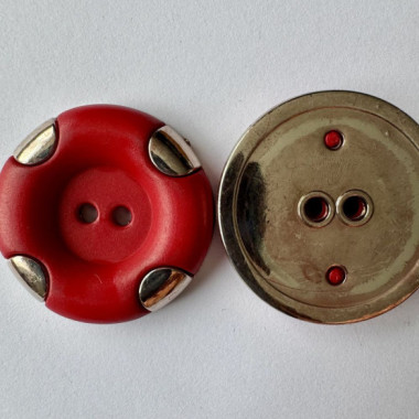Bouton rouge avec rebord métallique 38 mm - Découvrez des centaines de modèles !