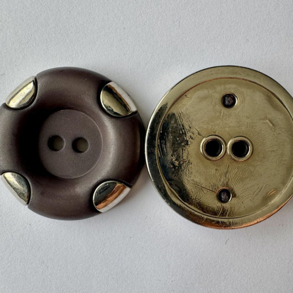 Bouton gris avec rebord métallique 37 mm - Découvrez des centaines de modèles !
