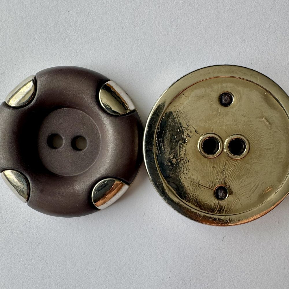 Bouton gris avec rebord métallique 37 mm - Découvrez des centaines de modèles !