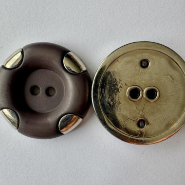 Bouton gris avec rebord métallique 37 mm - Découvrez des centaines de modèles !