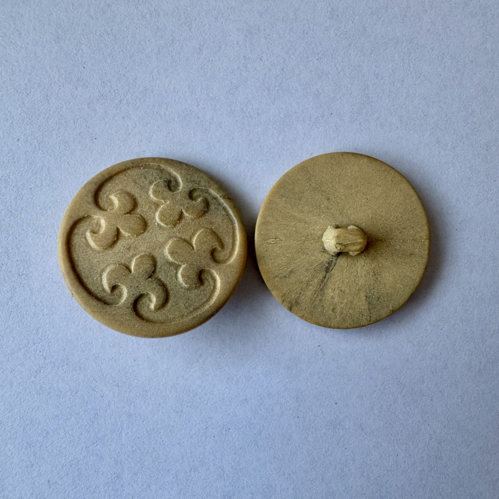 Bouton crème fleurs de lys 28 mm - Découvrez des centaines de modèles !