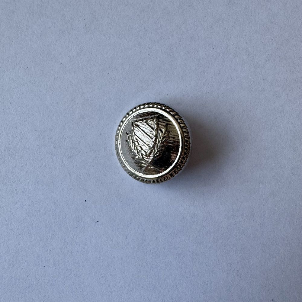 Bouton métallique gris avec blason 20 mm - Découvrez des centaines de modèles !