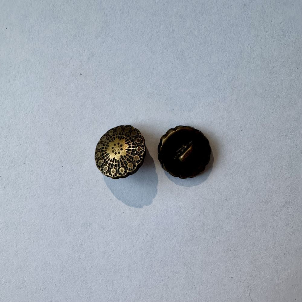 Bouton métallique noir et doré avec fleur 13 mm - Découvrez des centaines de modèles !